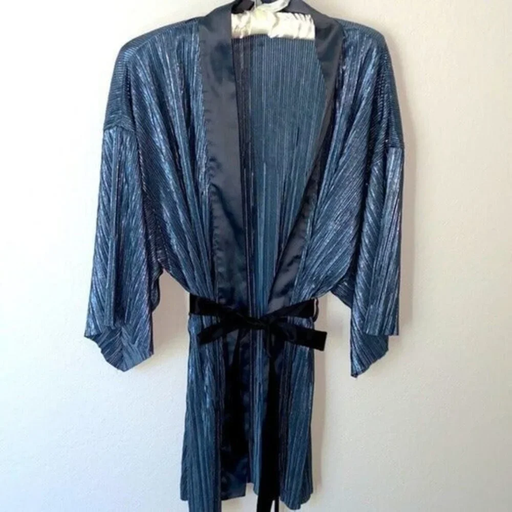 VICTORIA'S SECRET SHIMMER SHINE AND SATIN PLEAT KIMONO LINGERIE‎ ROBE XS/Small